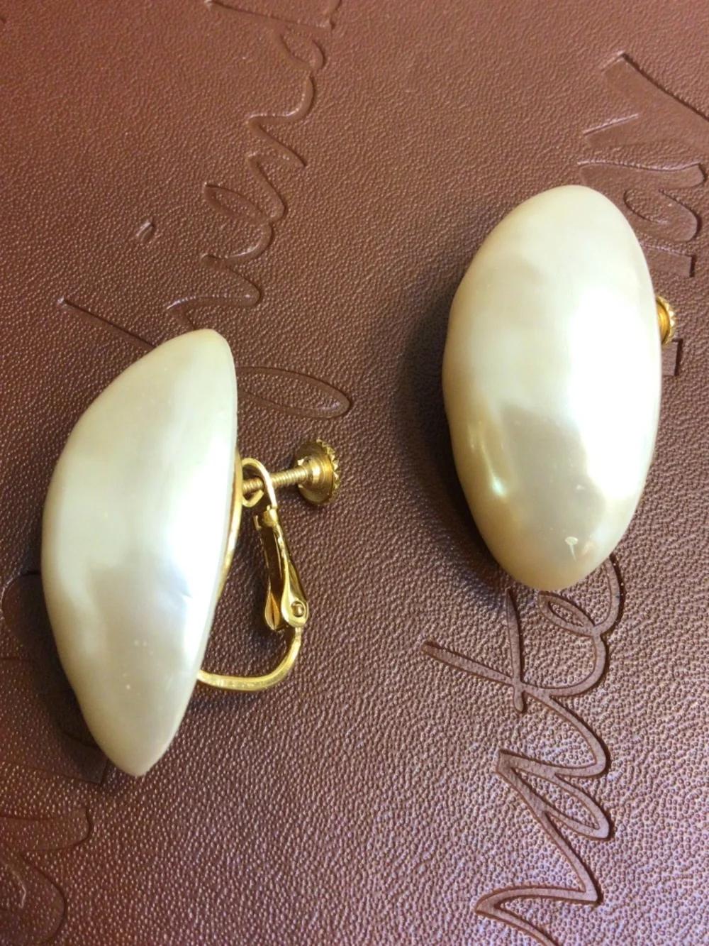 Vintage Cream-colored Acrylic/Lucite Faux Pearl Oval Screw Back Clip-on Earrings